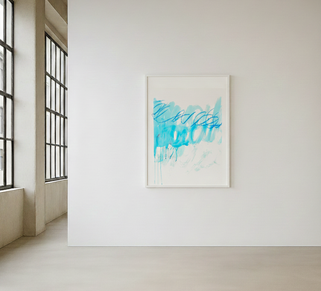 Abstrakter Fine Art Druck in Blau und Türkis mit horizontalem Farbband und Tropfen auf weißem Grund, Hochformat.