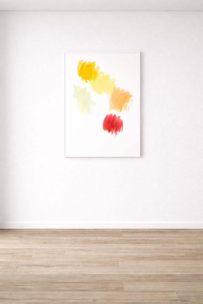 Abstrakte Malerei mit gelben, ockerfarbenen, grünen und roten Farbflächen auf weißem Grund, minimalistisch und ruhig komponiert.