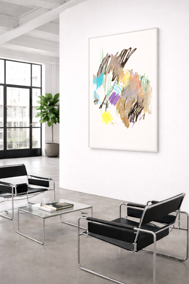 Abstrakte Mixed-Media-Zeichnung auf Papier mit gestischen Farbspuren in Blau, Gelb, Grün, Violett und Schwarz auf weißem Grund.