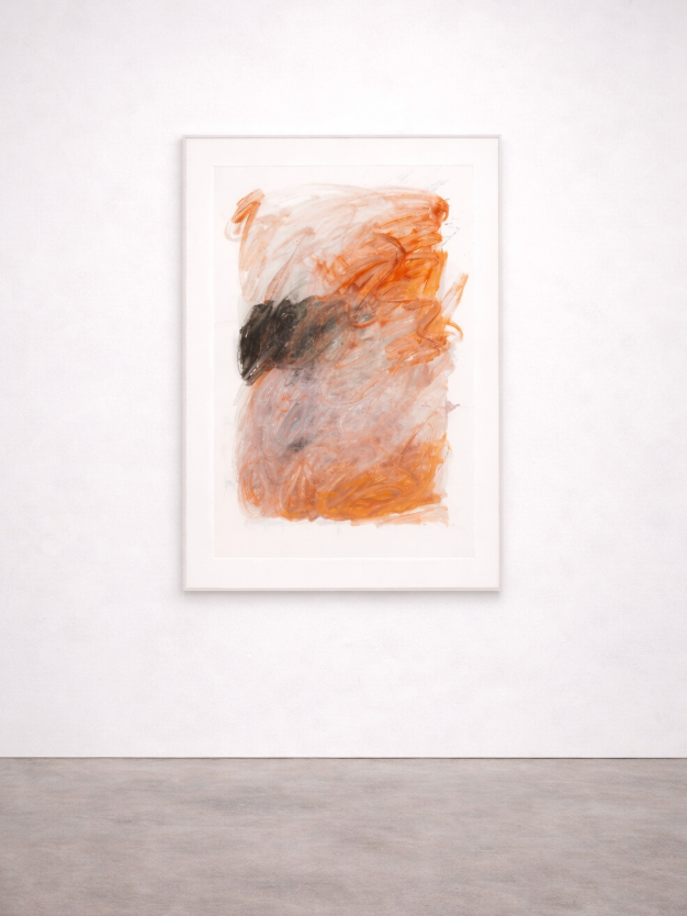 Abstrakte Mixed-Media-Arbeit auf Papier im Hochformat mit orangefarbenen, grauen und schwarzen Farbspuren auf weißem Grund.