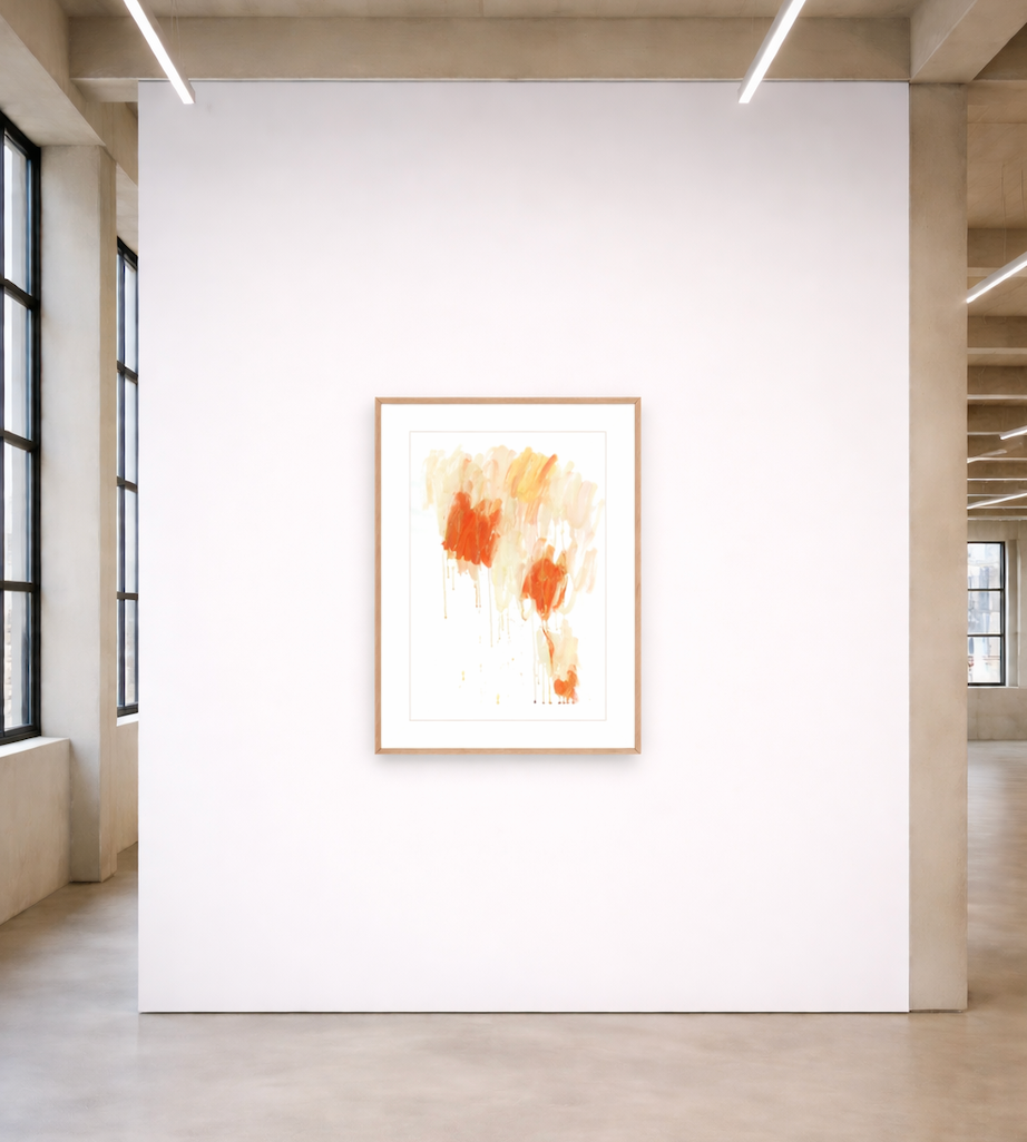 Abstrakter Fine Art Druck mit vertikalen Farbzonen in Orange, Gelb und Creme, mit sichtbaren Tropfen auf weißem Grund.