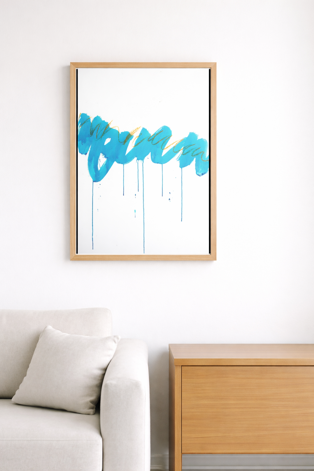 Abstraktes Gemälde in Blau und Türkis mit fließenden Pinselspuren und Tropfen, auf weißem Grund, im hellen Holzrahmen mit weißem Passepartout, DIN-A1-Hochformat.