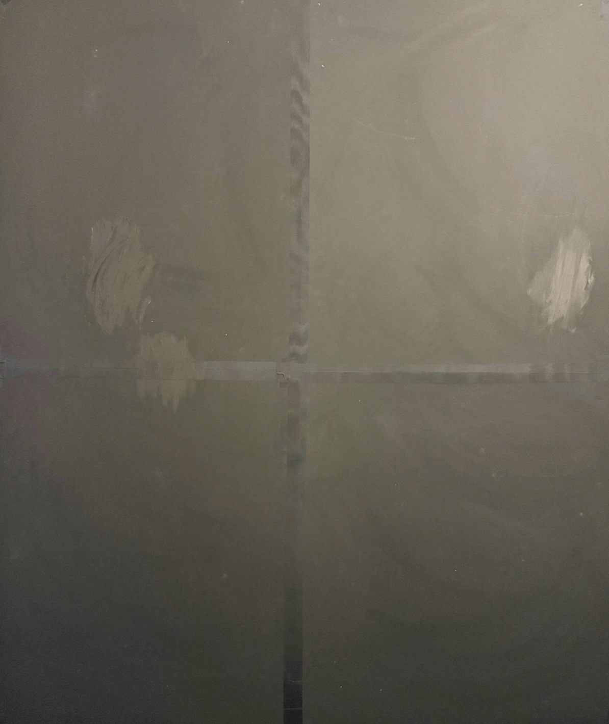 Abstrakte Malerei im Hochformat, feine gestische Spuren im leeren Raum, moderne Kunst für Architektur.