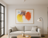 Abstraktes Gemälde mit großen gestischen Farbfeldern in Gelb, Orange und violett-blauen Tönen auf weißem Hintergrund; dynamische, moderne Komposition.