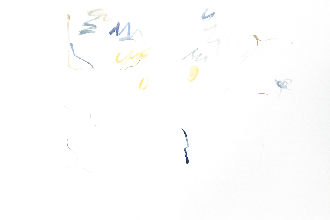 Minimalistisches abstraktes Kunstwerk auf weißem Hintergrund mit wenigen schwebenden Farblinien und Gesten in Blau, Gelb und Grau; ruhige, leichte Komposition.