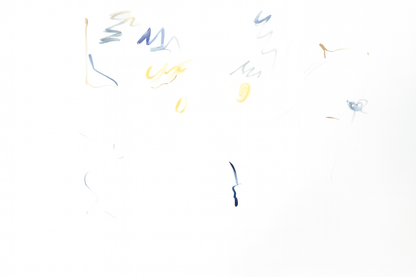 Minimalistisches abstraktes Kunstwerk auf weißem Hintergrund mit wenigen schwebenden Farblinien und Gesten in Blau, Gelb und Grau; ruhige, leichte Komposition.