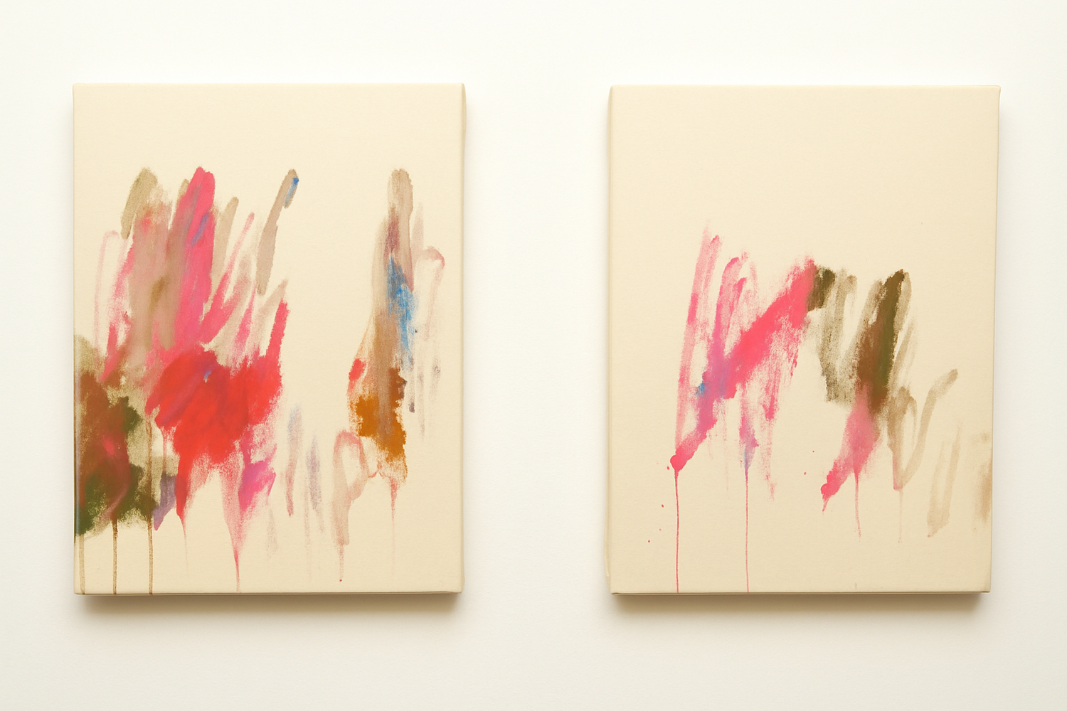 Diptychon von Gregor Stehle: abstrakte Malerei mit fließenden Rot-, Pink-, Braun- und Blautönen auf naturbelassener Leinwand, zwei nebeneinander hängende Werke mit sanften Farbverläufen und Tropfspuren.