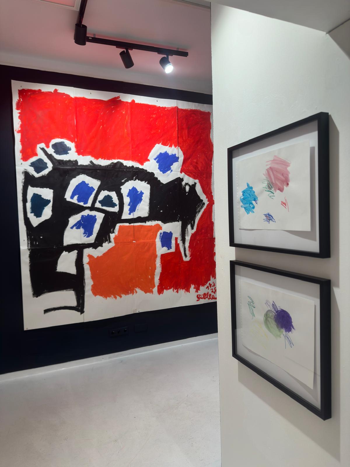 Abstrakte Malerei von Gregor Stehle mit kräftigen roten, schwarzen und blauen Farbflächen, dynamische Komposition auf hellem Grund