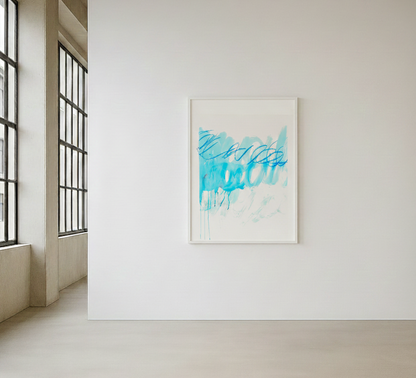 Abstrakter Fine Art Druck in Blau und Türkis mit horizontalem Farbband und Tropfen auf weißem Grund, Hochformat.