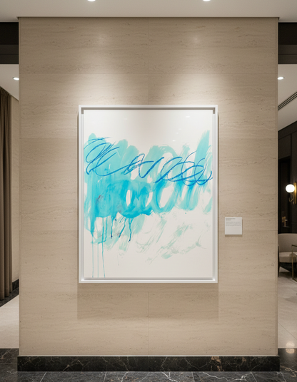 Abstrakter Fine Art Druck in Blau und Türkis mit horizontalem Farbband und Tropfen auf weißem Grund, Hochformat.