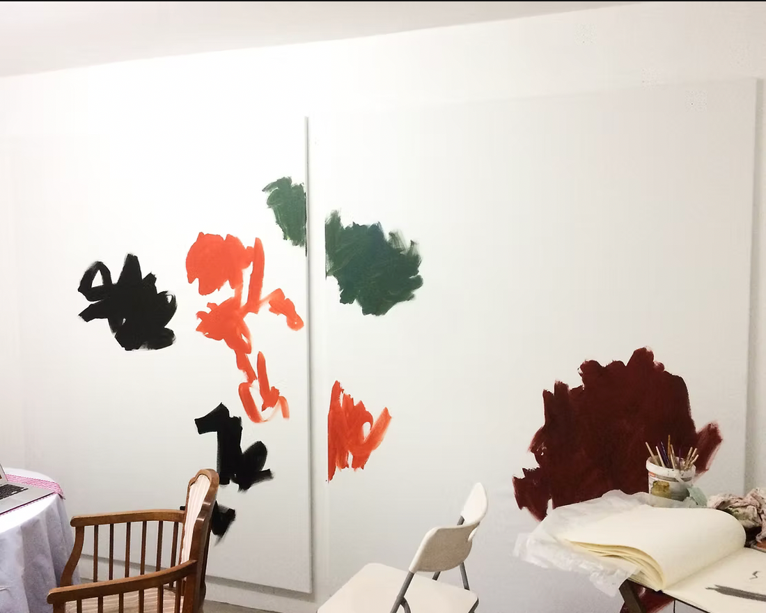 Abstraktes Gemälde mit schwarzen, orangefarbenen und grünen Farbfeldern auf weißem Hintergrund; moderne, gestische Komposition mit viel Raum und Leichtigkeit.