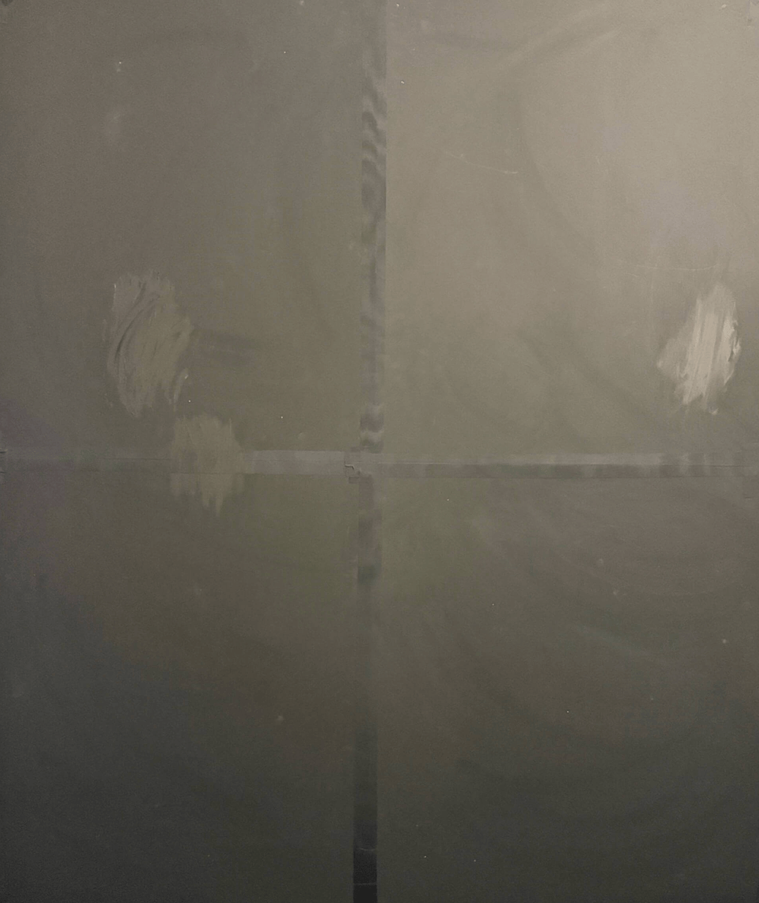 Abstrakte Malerei im Hochformat, feine gestische Spuren im leeren Raum, moderne Kunst für Architektur.