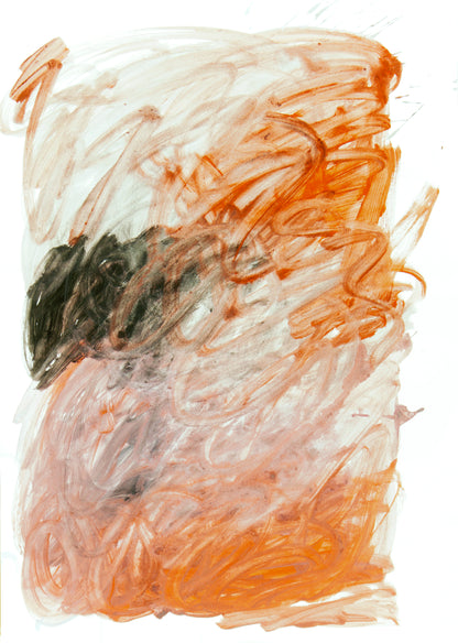 Abstrakte Mixed-Media-Arbeit auf Papier im Hochformat mit orangefarbenen, grauen und schwarzen Farbspuren auf weißem Grund.