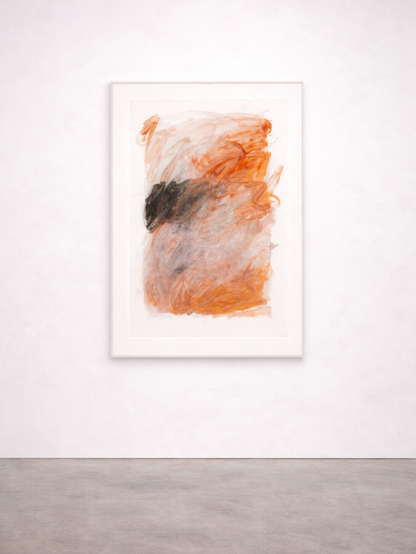 Abstrakte Mixed-Media-Arbeit auf Papier im Hochformat mit orangefarbenen, grauen und schwarzen Farbspuren auf weißem Grund.