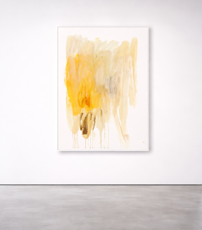 Abstrakter Fine-Art-Print in Gelb- und Ockertönen mit lasierenden Schichten und tropfenden Farbspuren, DIN A1, hochformatig.