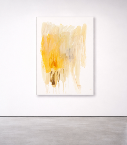 Abstrakter Fine-Art-Print in Gelb- und Ockertönen mit lasierenden Schichten und tropfenden Farbspuren, DIN A1, hochformatig.