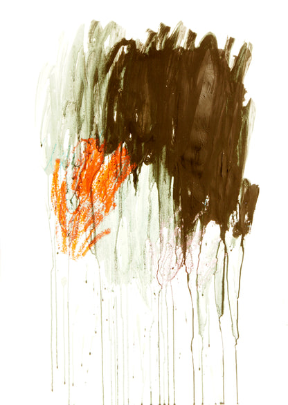 Abstrakter Fine Art Print im Hochformat mit erdigen Braun-, Grau- und Orangetönen, vertikalen Farbläufen und offener Raumwirkung.