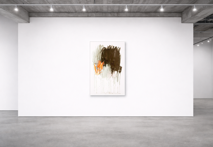 Abstrakter Fine Art Print im Hochformat mit erdigen Braun-, Grau- und Orangetönen, vertikalen Farbläufen und offener Raumwirkung.